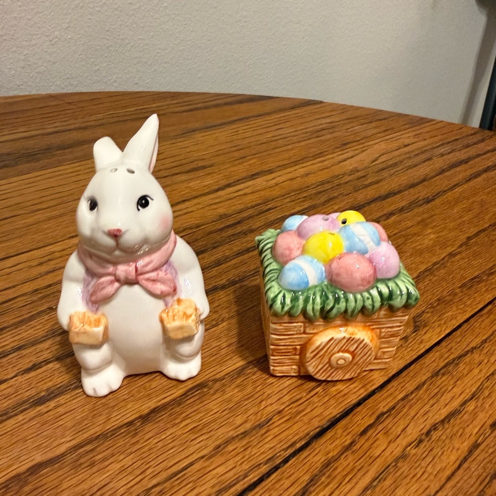 Ceramic Bunny Easter salt and pepper shakers super cute